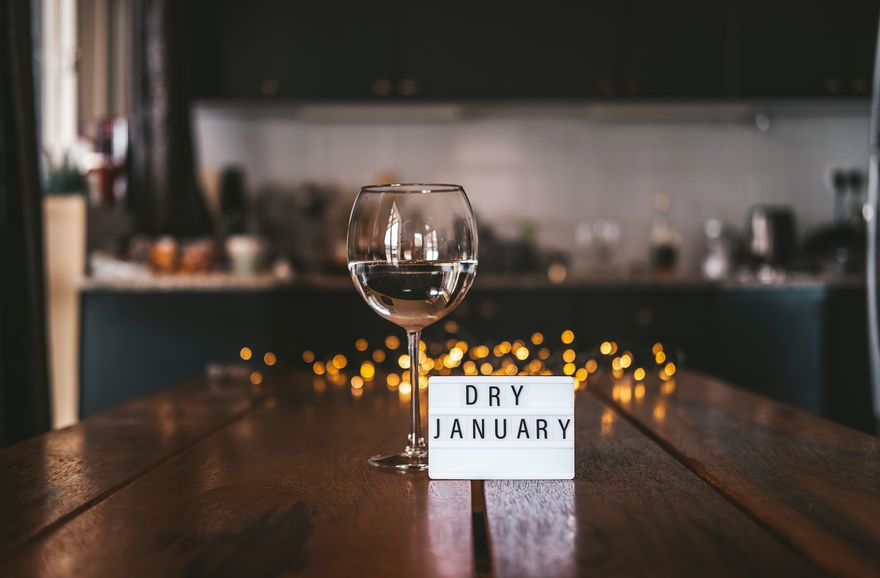 Dry January : réduire sa consommation d'alcool pour prendre soin de soi, et de son portefeuille !