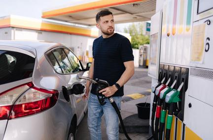 Travailleurs grands rouleurs : l'aide carburant de 100 euros prolong&eacute;e jusqu'en ao&ucirc;t 2026