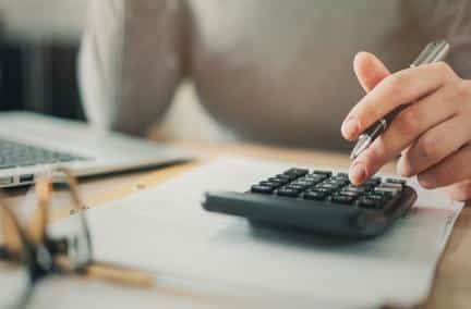 Les Français épargnent mieux, mais hésitent encore à investir